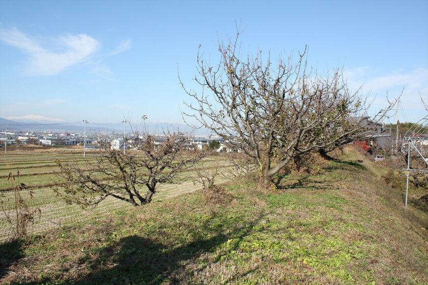 成沢～半郷：松尾川の南側に構築された築堤（筆者撮影）