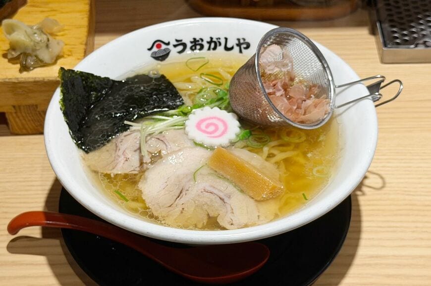 うおがしやの追いがつおラーメン。茶こしのなかのかつお節をスープに入れてかき回すことで風味がアップする（写真：筆者撮影）