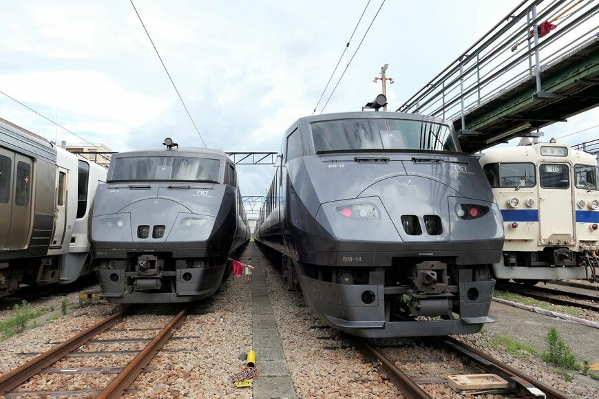 重厚感ある787系の「顔」は今でも斬新な印象（記者撮影）