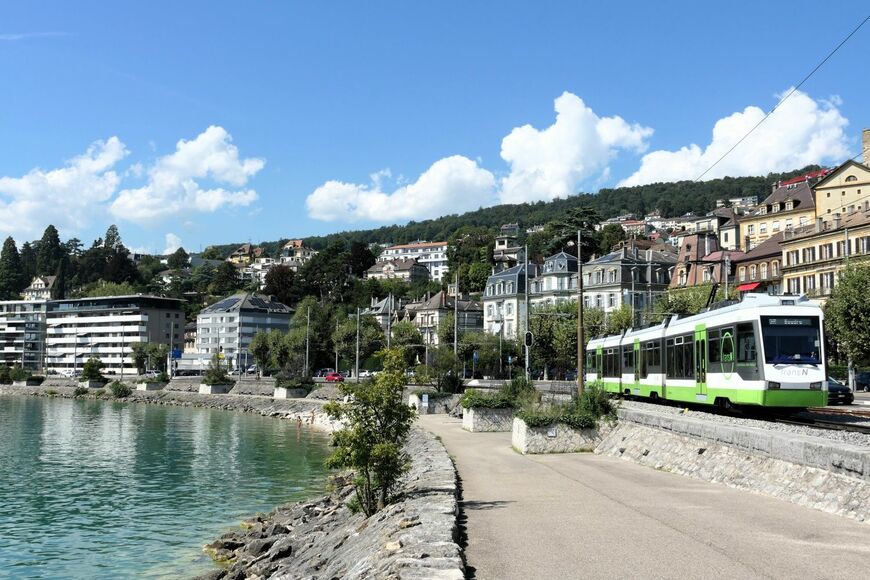 ヌーシャテル湖沿いを行くヌーシャテルの都市鉄道（筆者撮影）