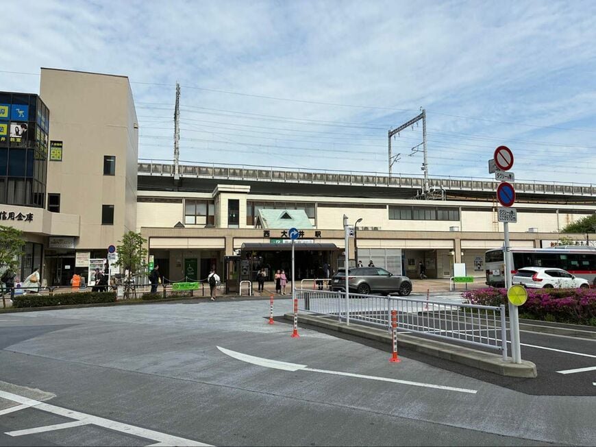 平日午前の西大井駅。ロータリー周辺にはコンビニや飲食店が豊富に立ち並んでいる（写真：筆者撮影）