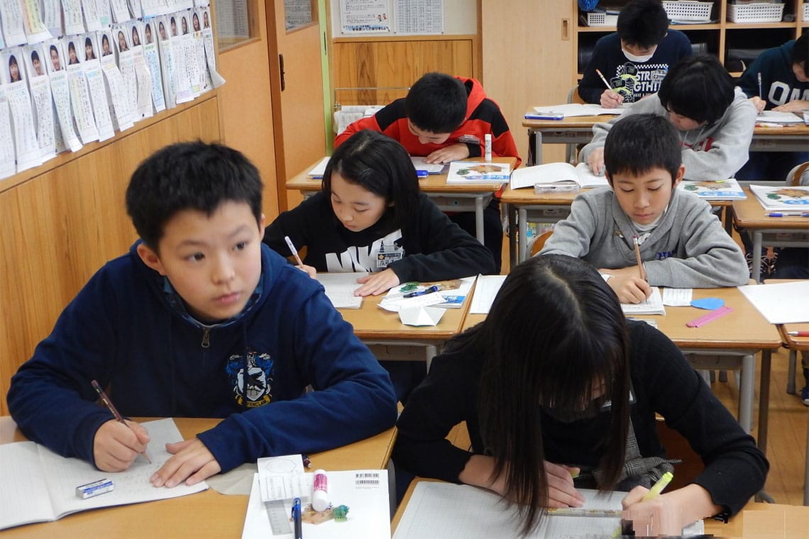 実際に秋田県の地元の学校に通うことができる（写真は、2019年度の長期留学生も含む授業風景）