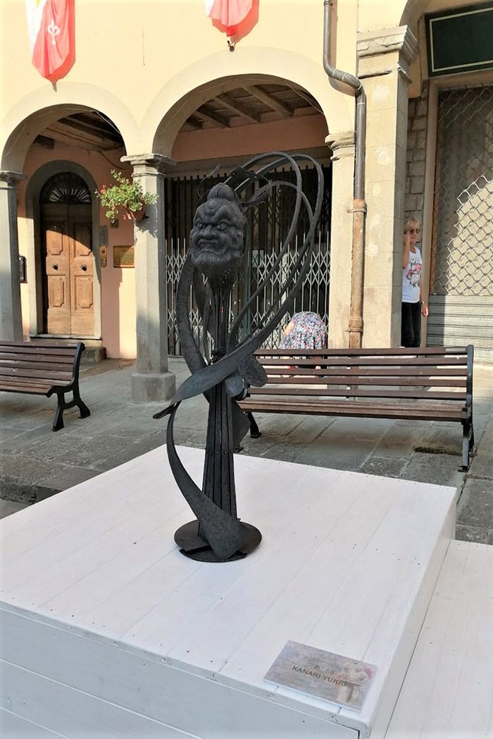 「人類の第一歩」をテーマに作成した仁王像