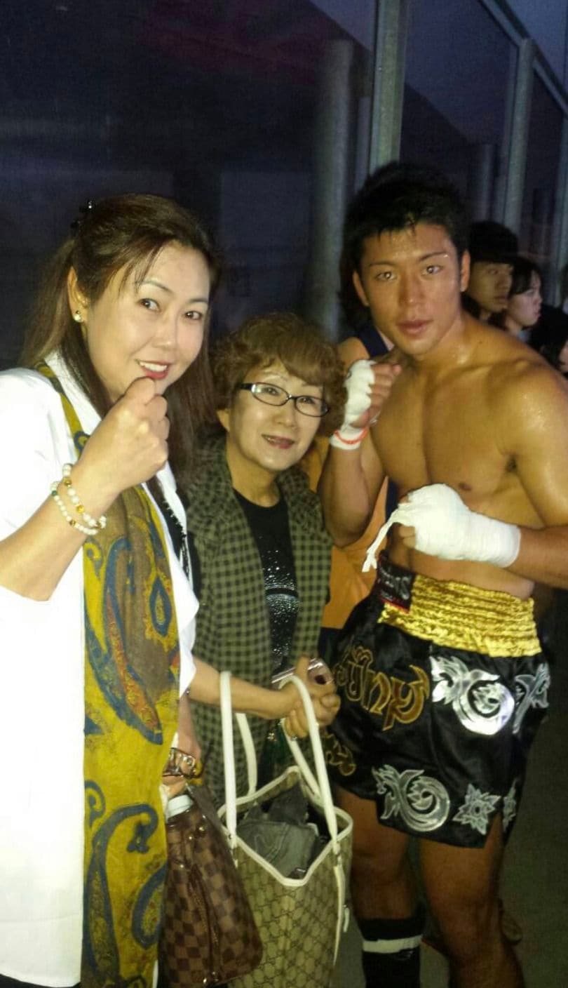 左の女性がお世話になったラウンジのママ（写真：岡田さん提供）