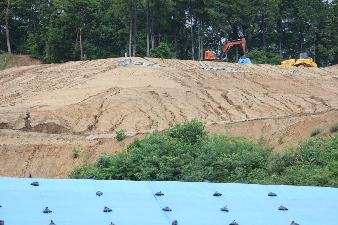 盛土の側面には、雨水に浸食され、筋状に削られた跡が残る（撮影：河野博子）