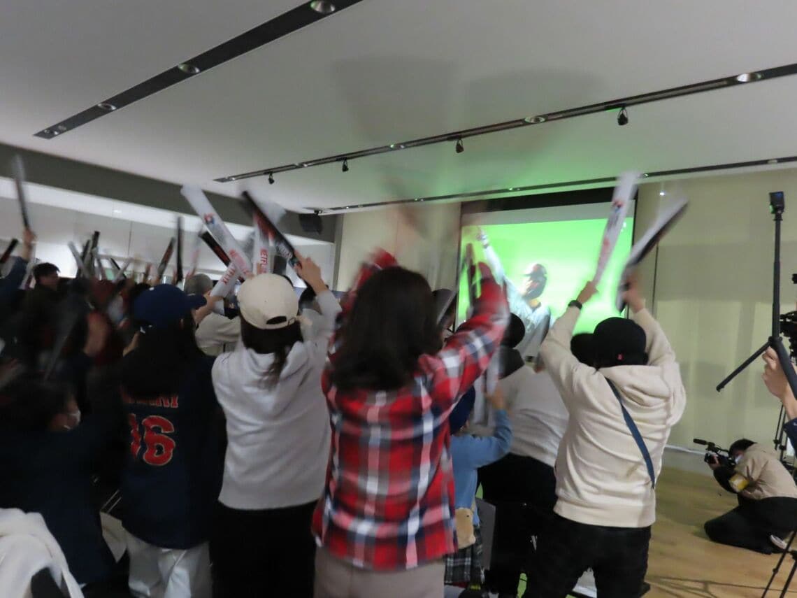 鈴木誠也の本塁打に、会場は総立ちの盛り上がりとなった（写真：筆者撮影）