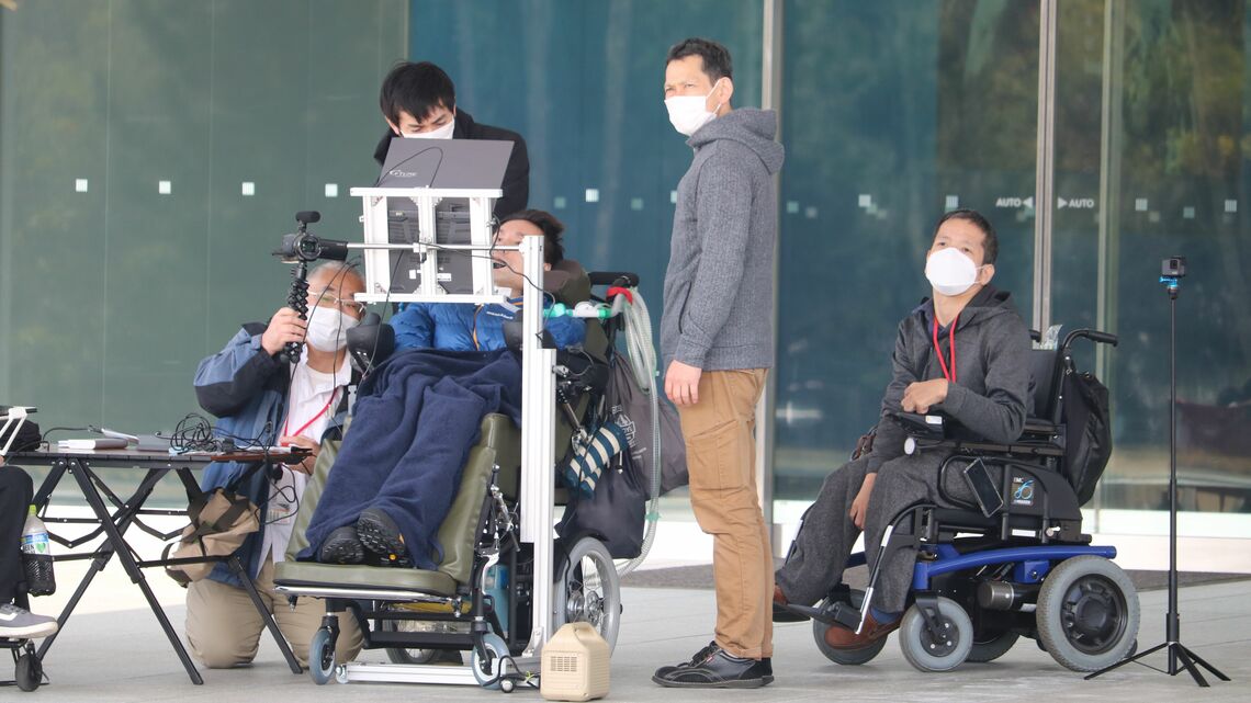 筋ジストロフィー患者の梶山紘平さん（左から3番目）の視線入力による操作でドローンを飛ばすプロジェクトの様子（写真：テクノツール提供）