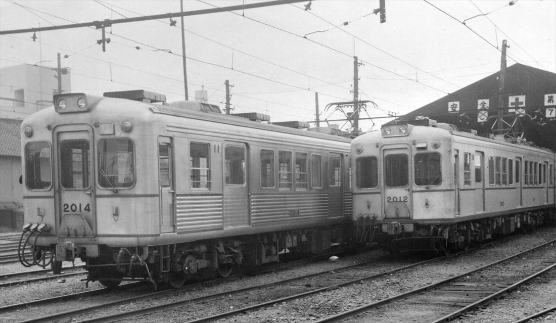 2000系アルミカー(右）と、同型のステンレスカー（写真：山陽電気鉄道）