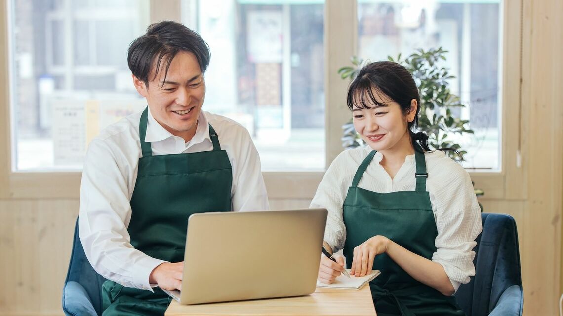 レストラン・カフェ・飲食店を経営する男女