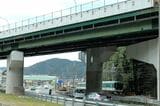追分―大谷間を走るびわ湖浜大津行き。上を横切るのは名神高速道路（記者撮影）