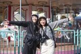 メルヘン村を思いっきり満喫する女性2人組（筆者撮影）