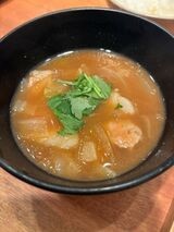 大阪中央卸売市場から届く、新鮮な野菜と豚肉をたっぷり使った赤味噌の豚汁（筆者撮影）