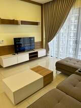 マレーシアのコンドミニアムは「家具付」の物件も多い。TVやソファ、ベッドなどが一通りそろっており、すぐに生活が始められる。（写真：筆者撮影）