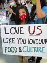 「アジアの食や文化が好きなら、私たちのことも好きになって」というサイン（写真：筆者撮影）