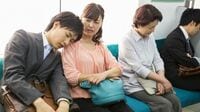 実は周りに迷惑？｢残念｣な列車内の行動10選 飲食､電話､におい…あなたは我慢できる？