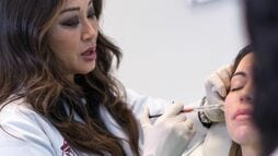 頬がこけて顔がたるむ｢オゼンピック顔｣の悩みをどう解決するか？減量薬ブームで美容業界が対策市場に照準