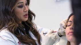 頬がこけて顔がたるむ｢オゼンピック顔｣の悩みをどう解決するか？減量薬ブームで美容業界が対策市場に照準