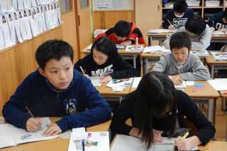 実際に秋田県の地元の学校に通うことができる（写真は、2019年度の長期留学生も含む授業風景）