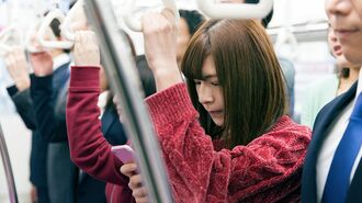 電車でのぞき見「ショルダーハッキング」の脅威