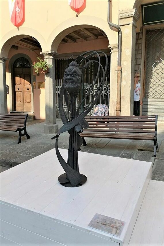 「人類の第一歩」をテーマに作成した仁王像