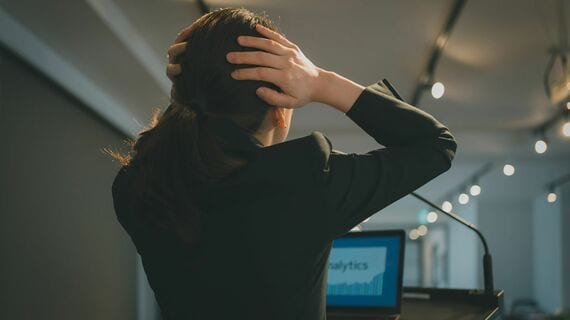 プレゼンで失敗する女性
