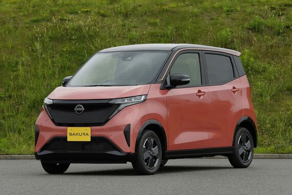 補助金により実質、約200万円からの価格でも注目された軽自動車BEVの日産「サクラ」（写真：日産自動車）