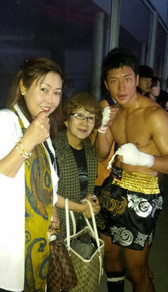 左の女性がお世話になったラウンジのママ（写真：岡田さん提供）