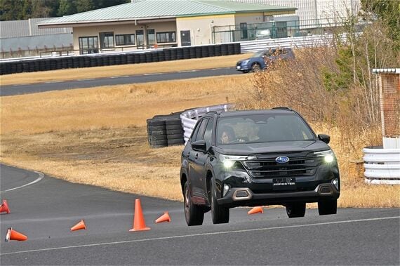 サーキットを走行する新型フォレスター・プロトタイプ
