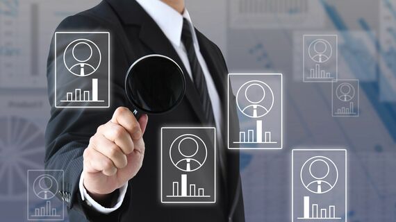 様々な人材の特性を虫眼鏡で分析するイメージ画像