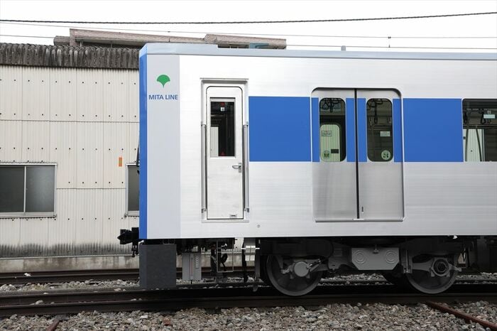先頭部側面には「MITA LINE」の文字が