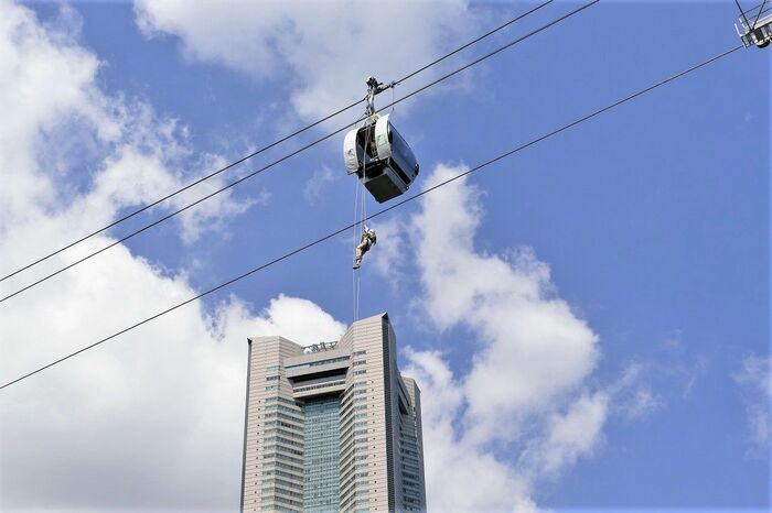 ロープに吊られて降りていく