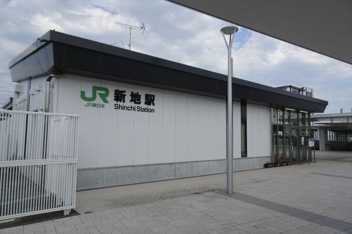 旧駅から移転して再開した新地駅の駅舎