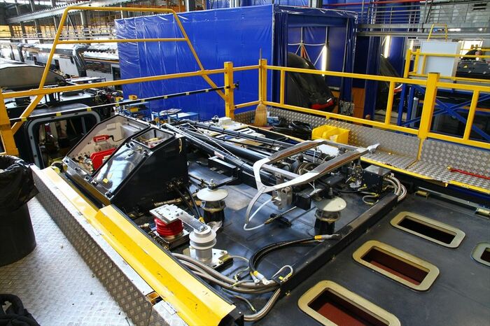 「ロック」の屋根上。パンタグラフ以外にも機器が多数ある