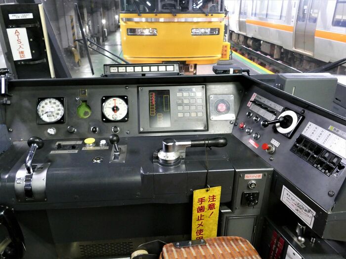 運転台は意外にシンプルだ