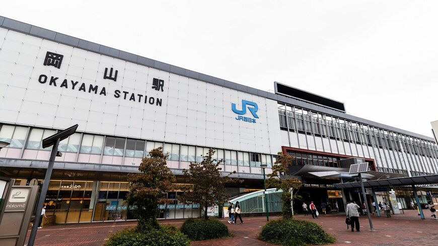 岡山駅は県下最大の駅にして、多数の特急が発着する。“昭和のターミナル”の一面も（撮影：鼠入昌史）