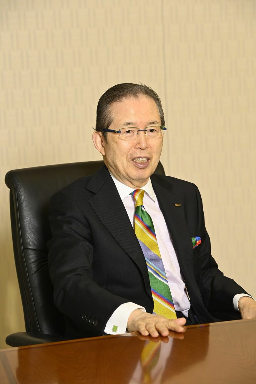 永守重信（ながもり・しげのぶ）／日本電産会長 創業者、京都先端科学大学理事長。1944年京都生まれ。職業訓練大学校（現・職業能力開発総合大学校）電気科卒業。73年、28歳で従業員3名の日本電産株式会社を設立し、代表取締役社長に就任。80年代から国内外で積極的なM&A戦略を展開し、精密小型から超大型までのあらゆるモーターとその周辺機器を網羅する「世界No.1のモーターメーカー」に育て上げた。代表取締役会長兼社長（CEO）、代表取締役会長（CEO）を経て、2021年より代表取締役会長。2014年、公益財団法人永守財団を設立、理事長に就任。また18年には京都先端科学大学を運営する学校法人永守学園理事長に就任（撮影：ヒラオカスタジオ）