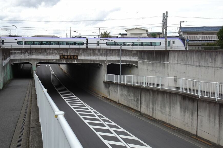 特急が走るJR中央線。御陵線は中央線を高架でまたいでいた（撮影：南正時）