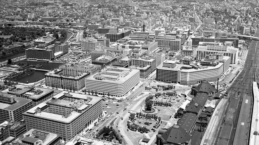 東京駅丸の内側を、現在のKITTE丸の内方向から空撮（写真：1964年6月10日、東洋経済写真部撮影）