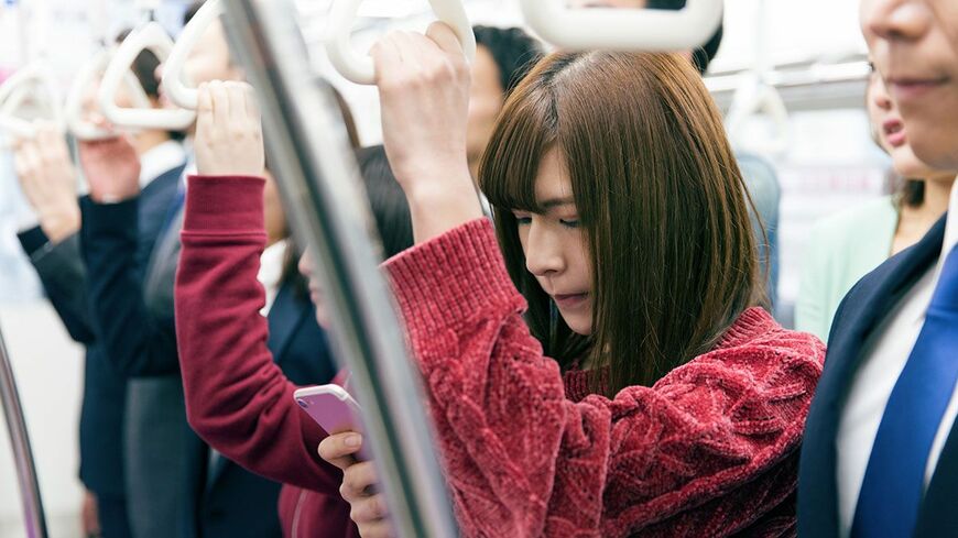 電車に乗る女性