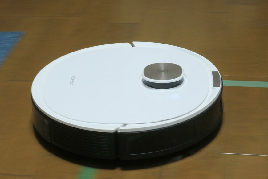 ロボット掃除機の上部にあり煙突のように見えるのがLiDAR。内部にはレーザーポインタと受光部があり、周囲の障害物との距離を瞬時に見分ける（写真：筆者撮影）