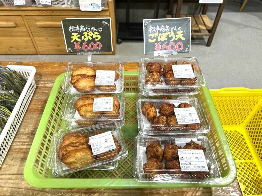 日南市飫肥松本商店の天ぷら（※飫肥では魚のすり身揚げを天ぷらと呼ぶ）も並んでいる（筆者撮影）