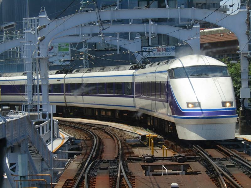 100系 雅塗装 浅草(列車から撮影)（筆者撮影）