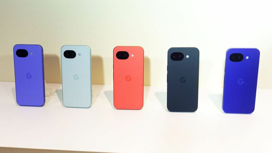 Pixel 10aの全5色。右がイサイブルーで、日本限定カラーとなる（写真：筆者撮影）