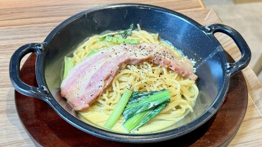 注文した「一枚ベーコンのカルボナーラ」。今回は小盛り（1040円）で注文したが、それでもボリュームがすごい（写真：筆者撮影）