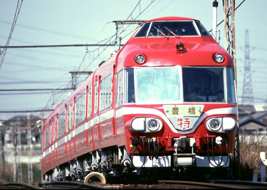 1982年から登場した、特急専用車両に改装された7000系。そのカラーリングから「白帯車」と呼ばれた（撮影：南正時）