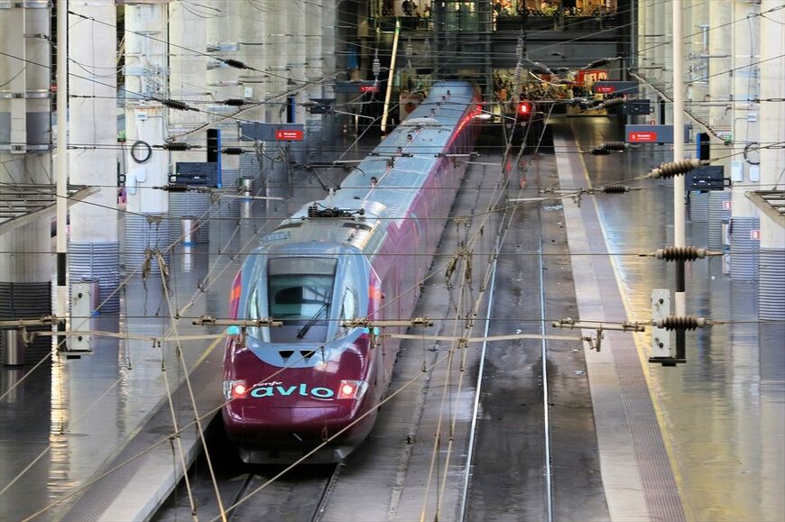 格安なOuigoに対抗するため生まれたスペイン鉄道の格安ブランド「Avlo」の列車（撮影：橋爪智之）