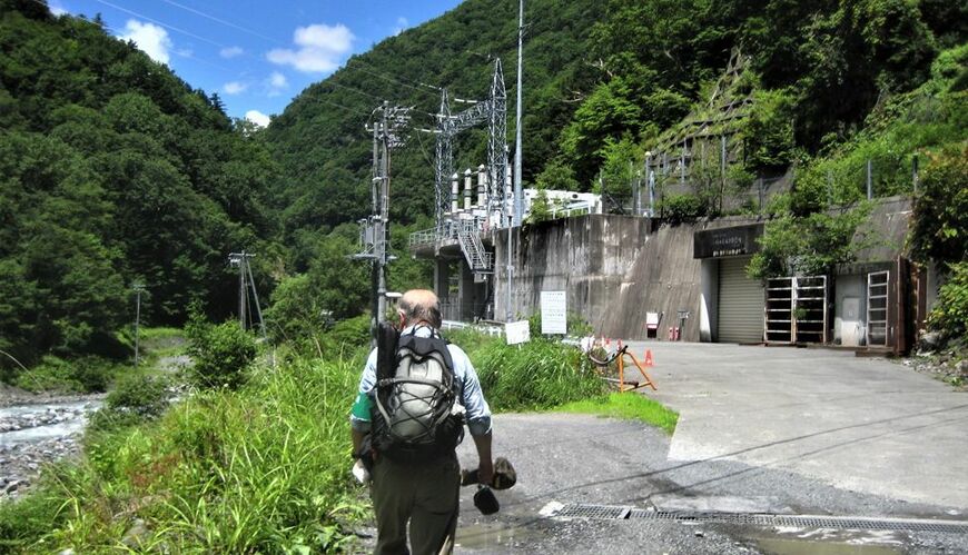 水利権更新が行われていない大井川源流部・二軒小屋発電所。左は西俣川。県の自然環境保護調査員は付近のヤマトイワナを調査中（筆者撮影）