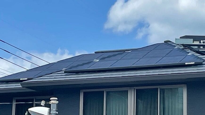 太陽光発電を設置した住宅のイメージ。東京都では新築住宅へ設置を義務化する方向で動いている（筆者撮影）この記事の画像を見る(◯枚)