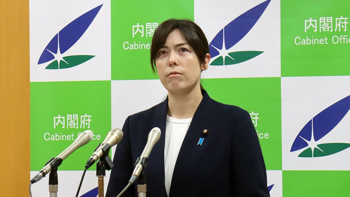記者会見する小野田経済安保相