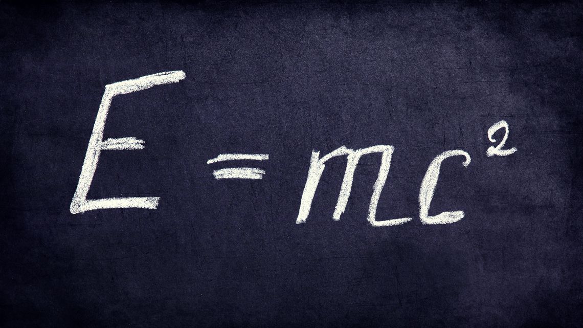 黒板に書かれた「E=mc2」